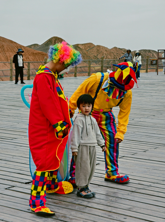 小丑互动小孩.png 小丑互动小孩.png